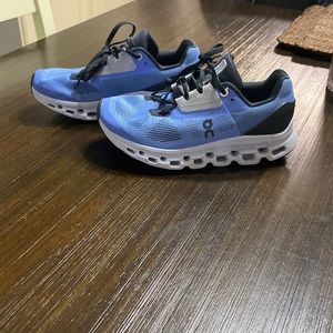 Blue on running cloud stratus